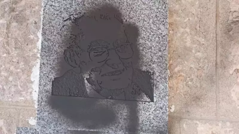El rostro de Marcelino Camacho aparece tachado en uno de los muros de su casa natal, en Soria.