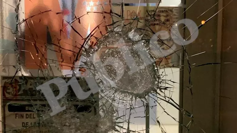 Cristal golpeado por una pieza en el Punto de Atención Continuada (PAC) en Villa del Prado, a 12 de octubre de 2023 (Madrid)
