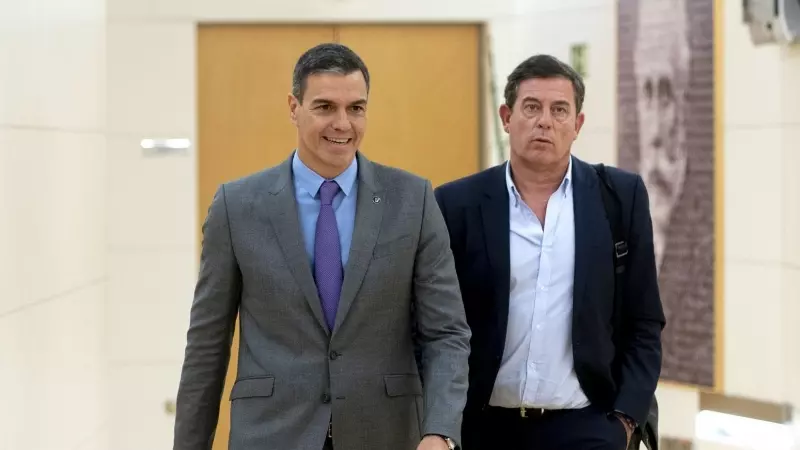 El presidente del Gobierno en funciones, Pedro Sánchez, y el diputado del PSOE, Xosé Ramón Gómez Besteiro, a su llegada para recibir al diputado de BNG durante su ronda de contactos.