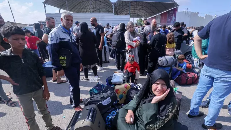 Cientos de familias palestinas esperan la apertura del paso fronterizo de Rafah, que conecta Gaza con Egipto, para escapar de los bombardeos israelíes, a 16 de octubre de 2023.