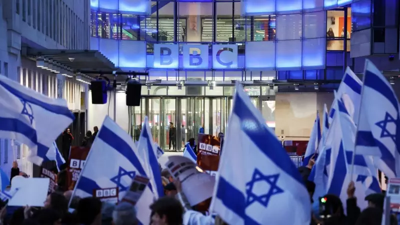 16/10/23 Manifestación proisraelí este lunes frente a la sede de la BBC en Londres.