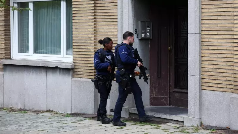 Agentes de Policía durante la operación llevada a cabo en el barrio de Schaerbeek (Bruselas), a 17 de octubre de 2023.