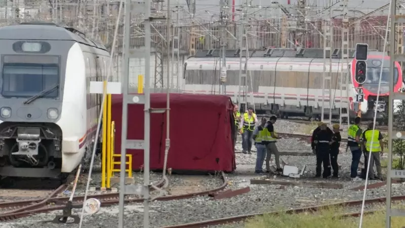 Dispositivos para extraer el cadáver de Álvaro Prieto entre dos trenes cerca de la estación de Santa Justa, a 16 de octubre de 2023, en Sevilla.