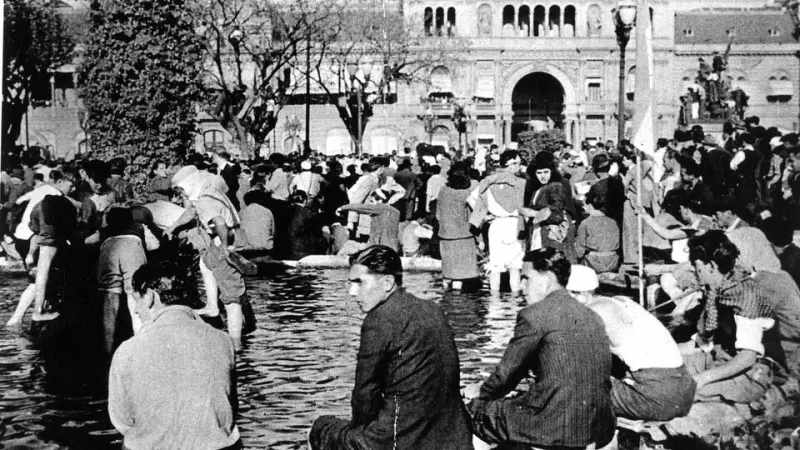 'Las patas en la fuente', imagen histórica del 17 de octubre de 1945 en la Plaza de Mayo de Buenos Aires, fecha fundacional del peronismo.