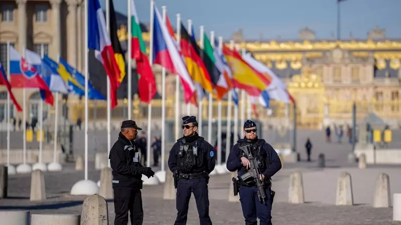 Agentes de Policía armados frente al Palacio de Versalles de París. Imagen de Archivo.