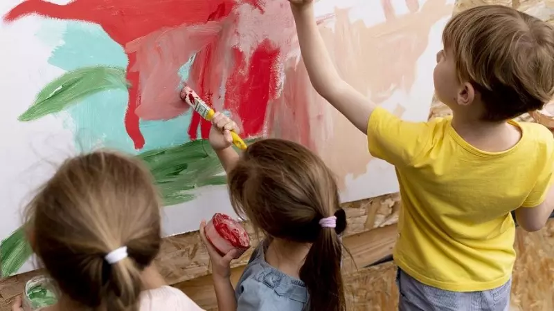 Un grupo de niños realiza actividades plásticas en la pared (Archivo)