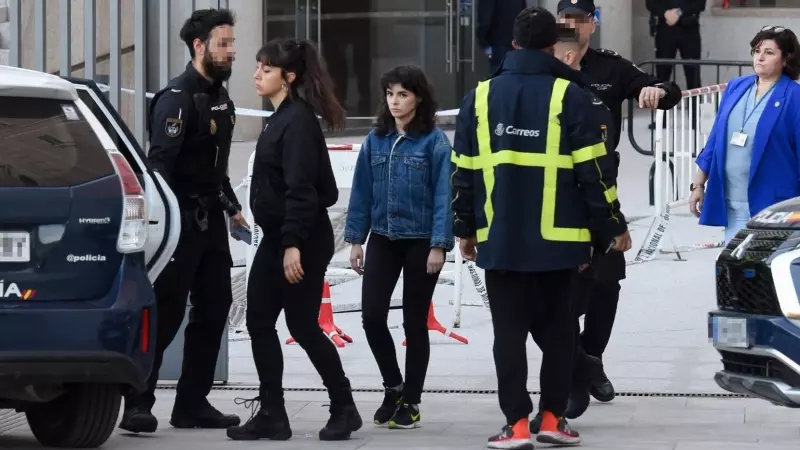 Agentes de policía detienen a activistas de Femen tras una protesta contra la ley mordaza.
