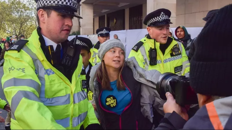 La activista sueca Greta Thunberg es arrestada durante una protesta contra los combustibles fósiles frente en Park Lane, en Londres.