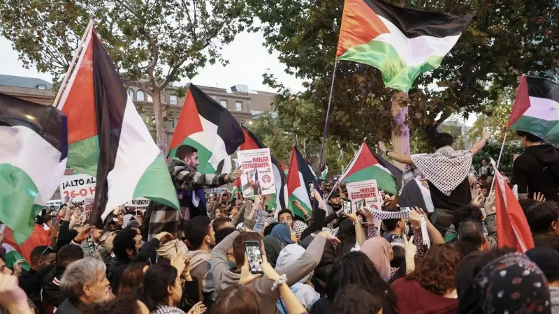 Asistentes a la concentración 'Detengamos masacre Gaza', a 18 de octubre de 2023 frente a la embajada de Israel en Madrid