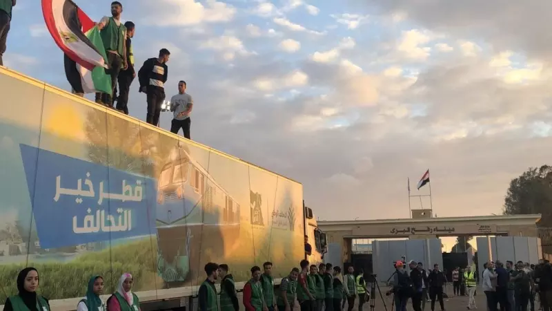 Un camión perteneciente a un convoy de ayuda humanitaria destinada a la Franja de Gaza detenido frente a la puerta fronteriza de Rafah, en Egipto, a 17 de octubre de 2023.