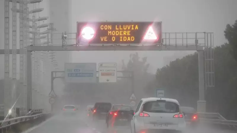 19/10/2023 - Varios vehículos circulan bajo la lluvia este jueves en Sevilla.
