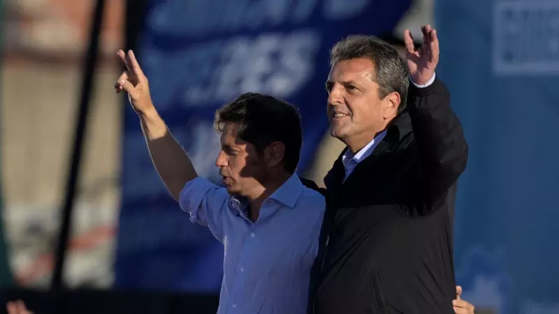 El candidato presidencial por el partido Unión por la Patria, Sergio Massa, y el candidato a gobernador de Buenos Aires, Axel Kicillof, durante el cierre de campaña en Buenos Aires, a 17/10/2023.