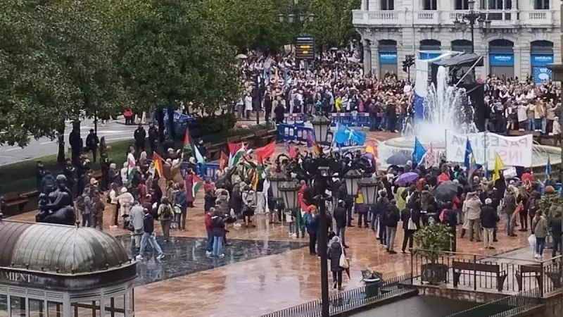 Concentración en solidaridad con Palestina en Oviedo, durante la llegada de los reyes a los Premios Princesa de Asturias, a 20 de octubre de 2023.