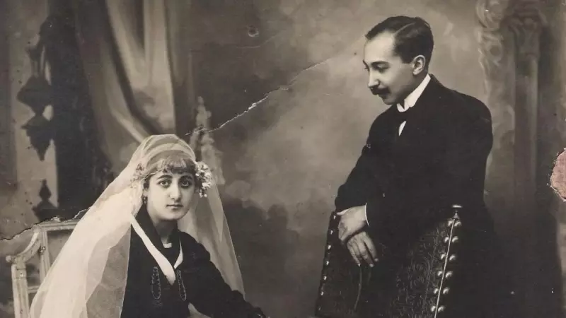 Rafael de Vega, el médico republicano fusilado en Lugo tras el golpe de 1936, junto a su esposa.