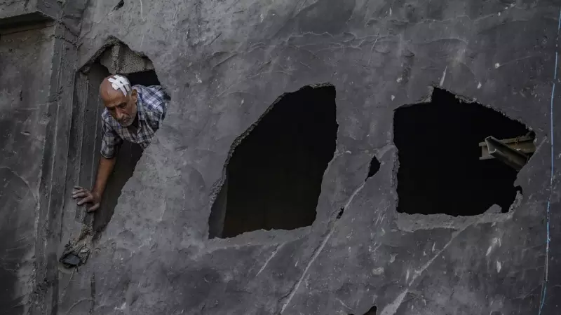 Un hombre herido inspecciona los daños en la iglesia ortodoxa griega San Porphyrio en Gaza tras ser atacada por Israel, a 20 de octubre de 2023.