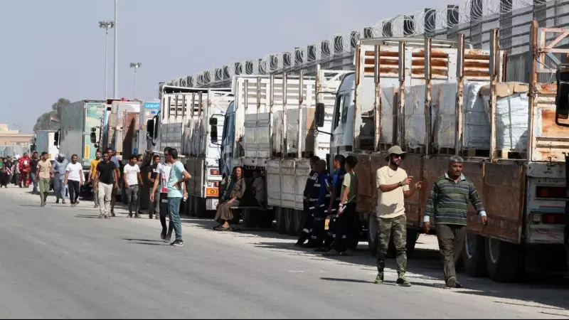 Camiones con ayuda humanitaria para Gaza esperan en la frontera con Egipto.