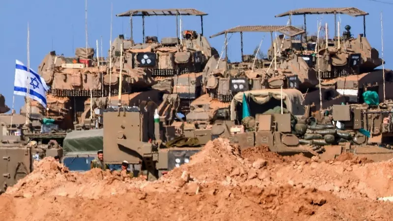 Vehículos blindados israelíes aglutinados en un lugar no revelado cerca de la frontera con Gaza, a 20 de octubre de 2023.