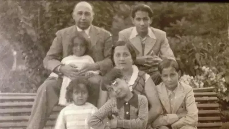 El médico republicano Rafael de Vega, fusilado en 1936, junto a su esposa e hijos.