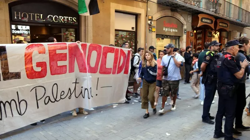 Acció de protesta a l'hotel Cortés de Barcelona per denunciar el 'genocidi' contra Gaza.