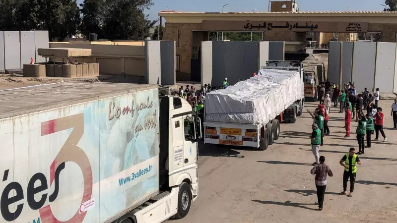 Varios camiones de ayuda humanitaria cruzan el paseo de Rafah entre Egipto y la Franja de Gaza, a 21/10/2023.