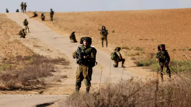 Soldados israelíes patrullan cerca de la frontera de Israel con el sur de Gaza a 19 de octubre de 2023.