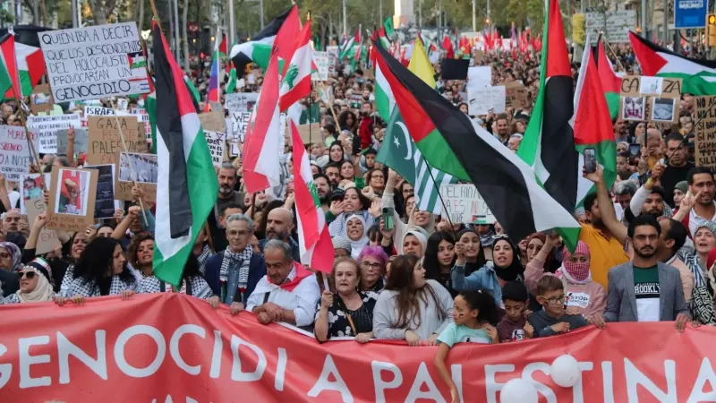 Milers de persones es manifesten a Barcelona sota el lema 'Aturem el genocidi a Palestina'.