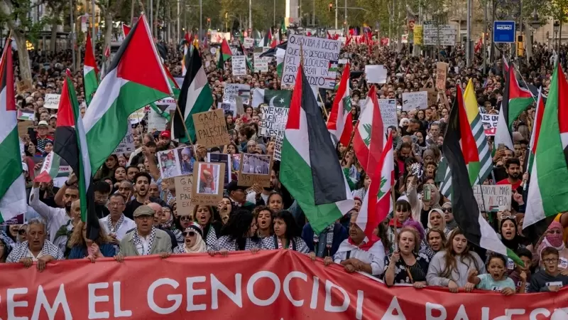 Centenares de personas durante una manifestación en apoyo a Palestina en Barcelona, a 21 de octubre de 2023.