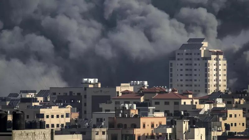 El humo sale de los edificios tras un nuevo bombardeo de Israel a Gaza, a 22 de octubre de 2023.