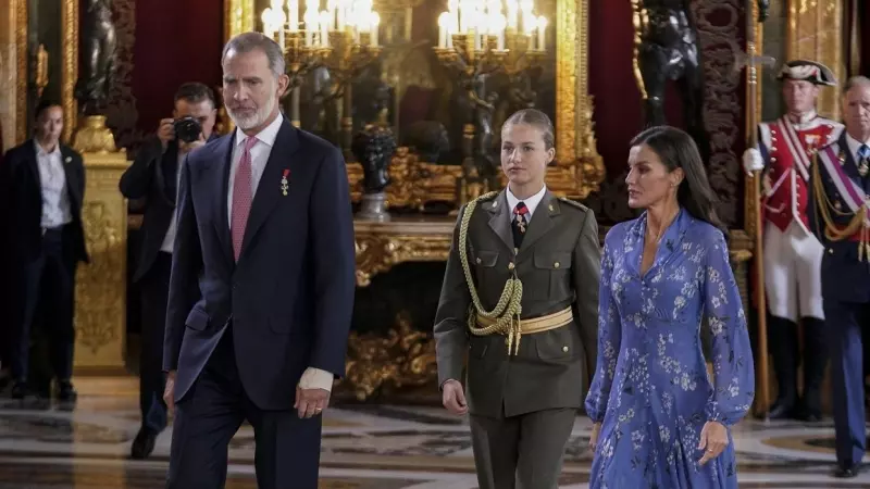 El Rey Felipe VI, la Princesa Leonor y la Reina Letizia, en el Palacio Real, a 12 de octubre de 2023, en Madrid.