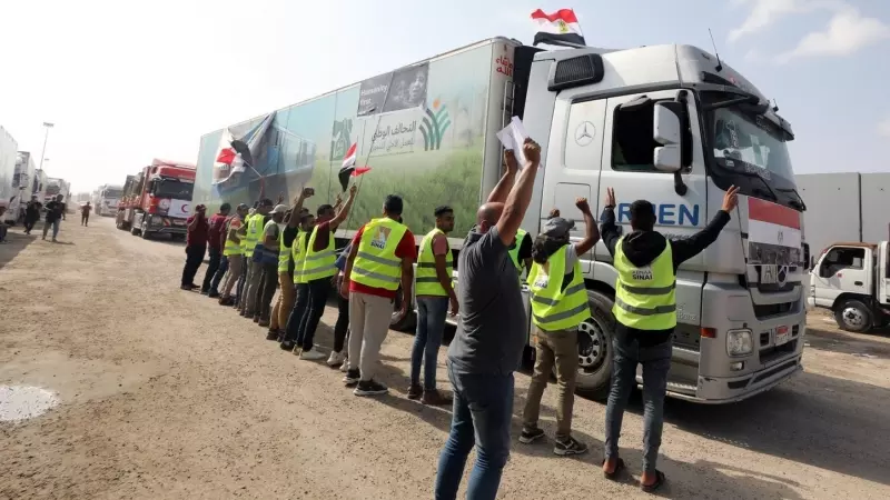 Un convoy de camiones con ayuda humanitaria cruza el paso de Rafah con destino a Gaza.