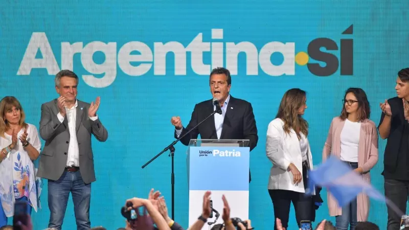 El candidato presidencial Sergio Massa habla tras conocerse los resultados de la primera vuelta de las elecciones argentinas.