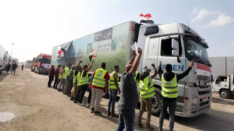 Un camión con ayuda humanitaria accede a la Franja de Gaza a través del paso de Rafah este 22 de octubre de 2023.