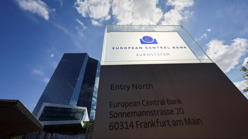 Logo del BCE a la entrada de su sede con el cartel con su dirección en Fráncfort. REUTERS/Wolfgang Rattay