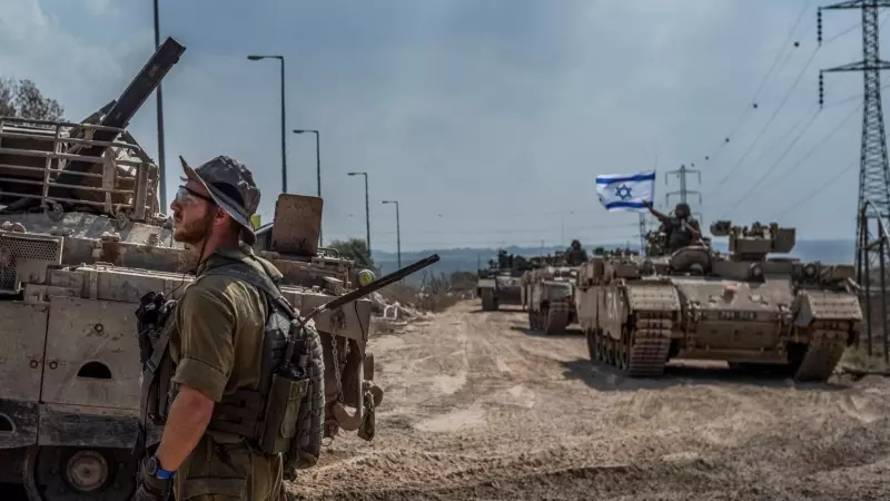 Vehículos de combate militares y tanques israelíes cerca de la frontera entre Israel y Gaza, a 14 de octubre de 2023