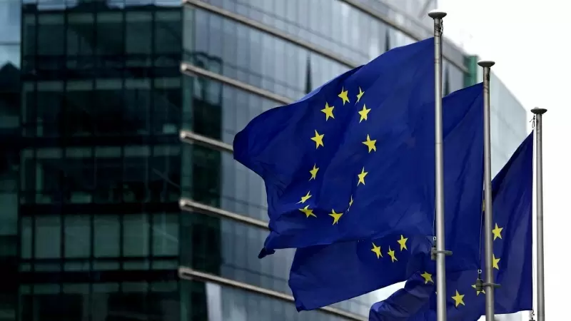 Banderas de la UE delante del edificio donde tiene su sede la Comisión Europea en Bruselas. REUTERS/Yves Herman