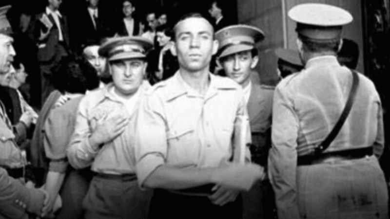 Imagen de archivo emitida por RTVE de Miguel Hernández, captada por Walter Reuter, a la salida del Congreso de escritores antifascistas.