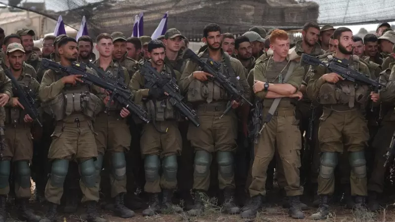 Soldados israelíes en formación mientras el ministro de Defensa se dirige a ellos cerca de la frontera de Gaza, a 19 de octubre de 2023.