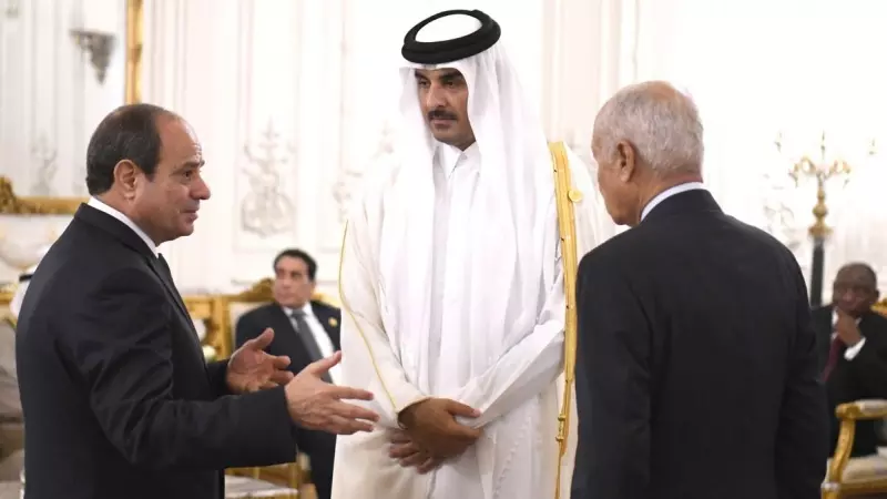 El presidente de Egipto, Abdel Fattah el Sisi, recibe al Emir de Catar, Tamim bin Hamad Al Thani, en el Cairo, a 21 de octubre de 2023.