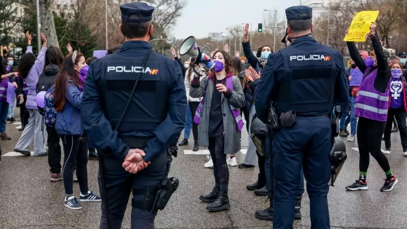 24/10/2023 - Varias mujeres participan en una concentración feminista en el Paseo del Prado, en Madrid, a 8 de marzo de 2021 a pesar de que la Delegación de Gobierno en la Comunidad haya prohibido los actos.