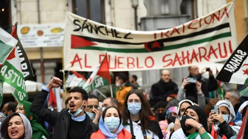 Imagen de archivo de una manifestación en marzo de 2022 frente al Ministerio de Asuntos Exteriores, en Madrid (España), tras el giro adoptado por el Gobierno de Pedro Sánchez en la política con respecto al Sáhara Occidental