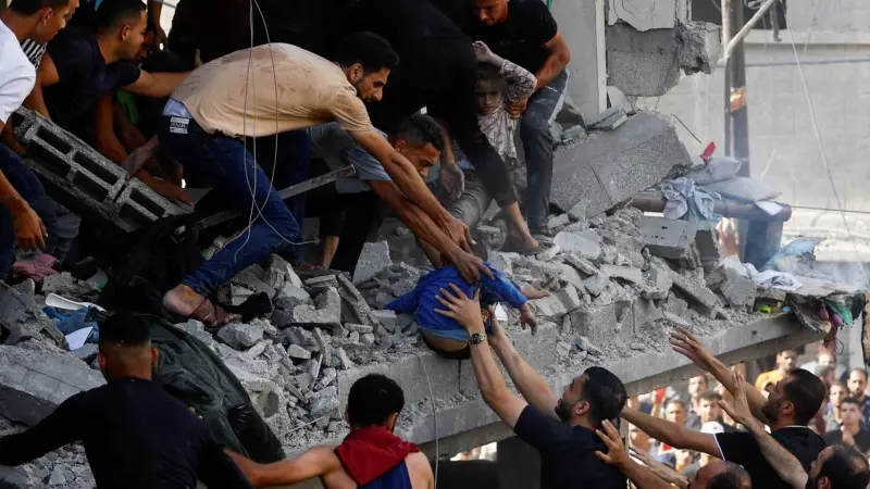 Palestinos sacan a un bebé de una casa destruida por los cohetes de Israel en Khan Younis (Gaza) este 24 de octubre de 2023.