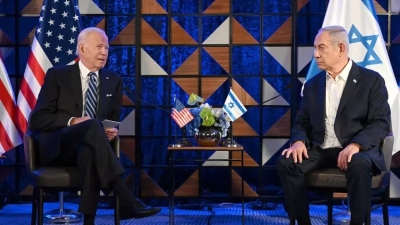 24/10/2023 - El primer ministro israelí, Benjamin Netanyahu (derecha), y el presidente estadounidense, Joe Biden, asisten a una conferencia de prensa conjunta tras su reunión.