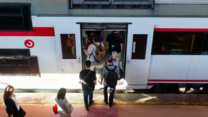 Varias personas a su entrada en un vagón de tren en la estación de Puerta de Atocha-Almudena Grandes, a 11 de octubre de 2023, en Madrid.— Gustavo Valiente / Europa Press