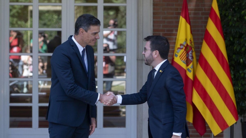 El presidente del Gobierno, Pedro Sánchez, y el de la Generalitat, Pere Aragonés, a su llegada a una reunión, en La Moncloa, a 15 de julio de 2022, en Madrid.