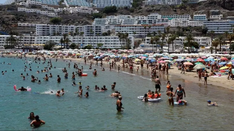 Turistas en la playa de Puerto Rico, en el su r de la isla de Gran Canaria. REUTERS/Borja Suarez