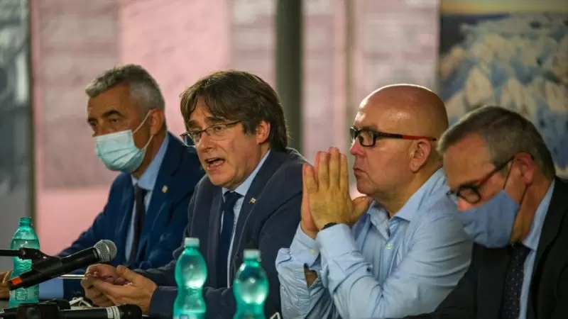 El expresidente de la Generalitat Carles Puigdemont, su abogado, Gonzalo Boye, y el jefe de su gabinete, Josep Lluís Alay (primero a la derecha), el 25 de septiembre de 2021, Cerdeña (Italia). Lorena Sopêna /Europa Press