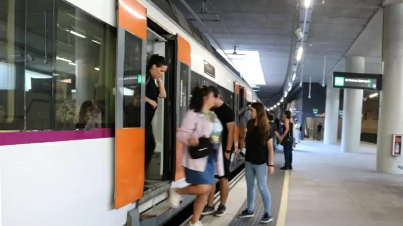 Un tren de Rodalies a l'estació de Sant Andreu Comtal.  / Albert Hernández - ACN