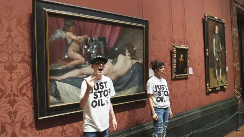 Dos manifestantes de Just Stop Oil protestan ante una pintura en la Galería Nacional de Retratos de Londres, a 06 de noviembre de 2023. Just Stop Oil / PA Media / dpa