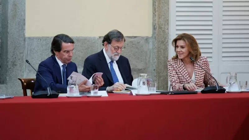 María Dolores de Cospedal, junto a Aznar y Rajoy, en una foto de archivo. / Agencias