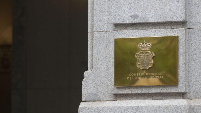 Placa en una columna de la sedel del Consejo General del Poder Judicial (CGPJ), en Madrid. EUROPA PRESS/Alberto Ortega